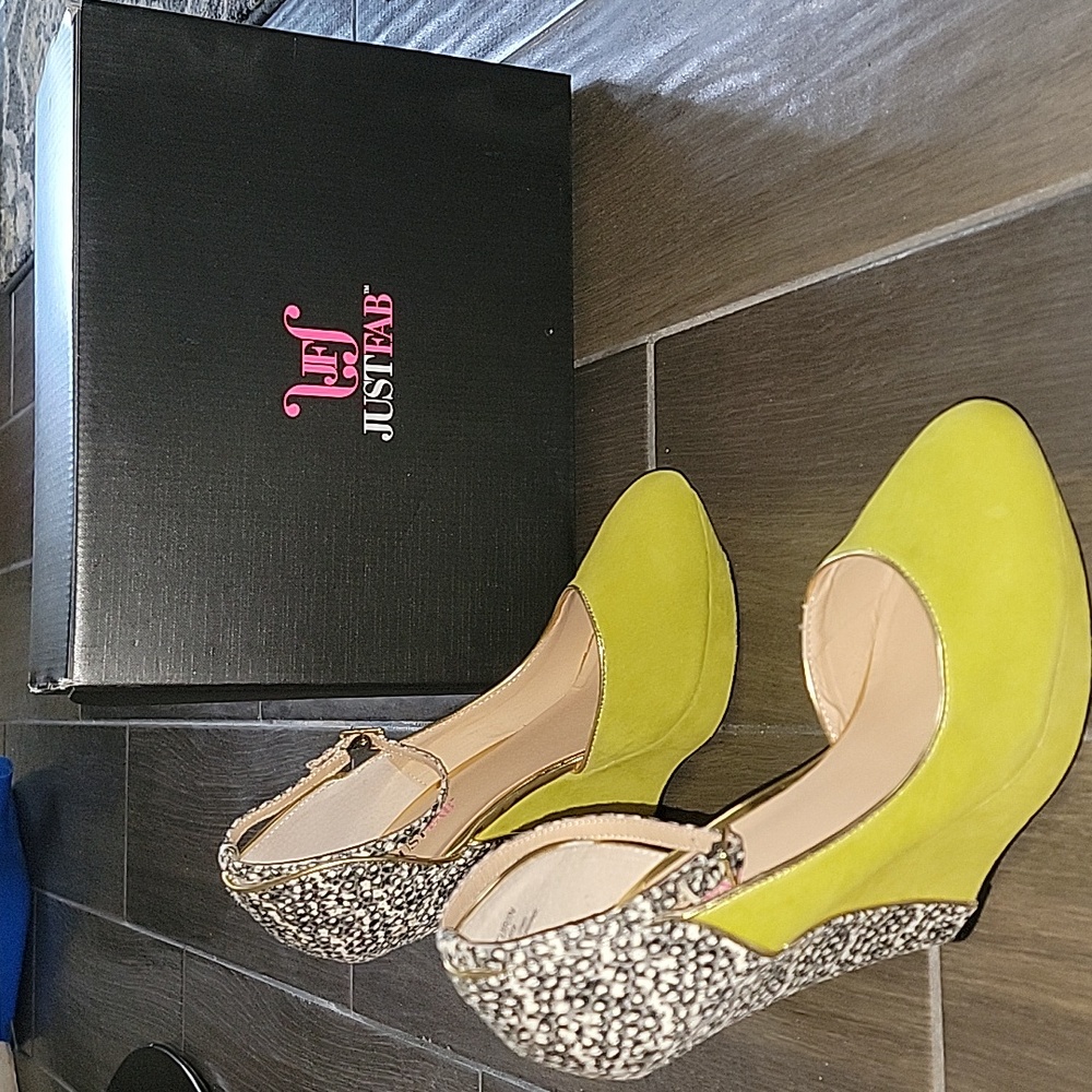 Suede wedge w/ankle strap